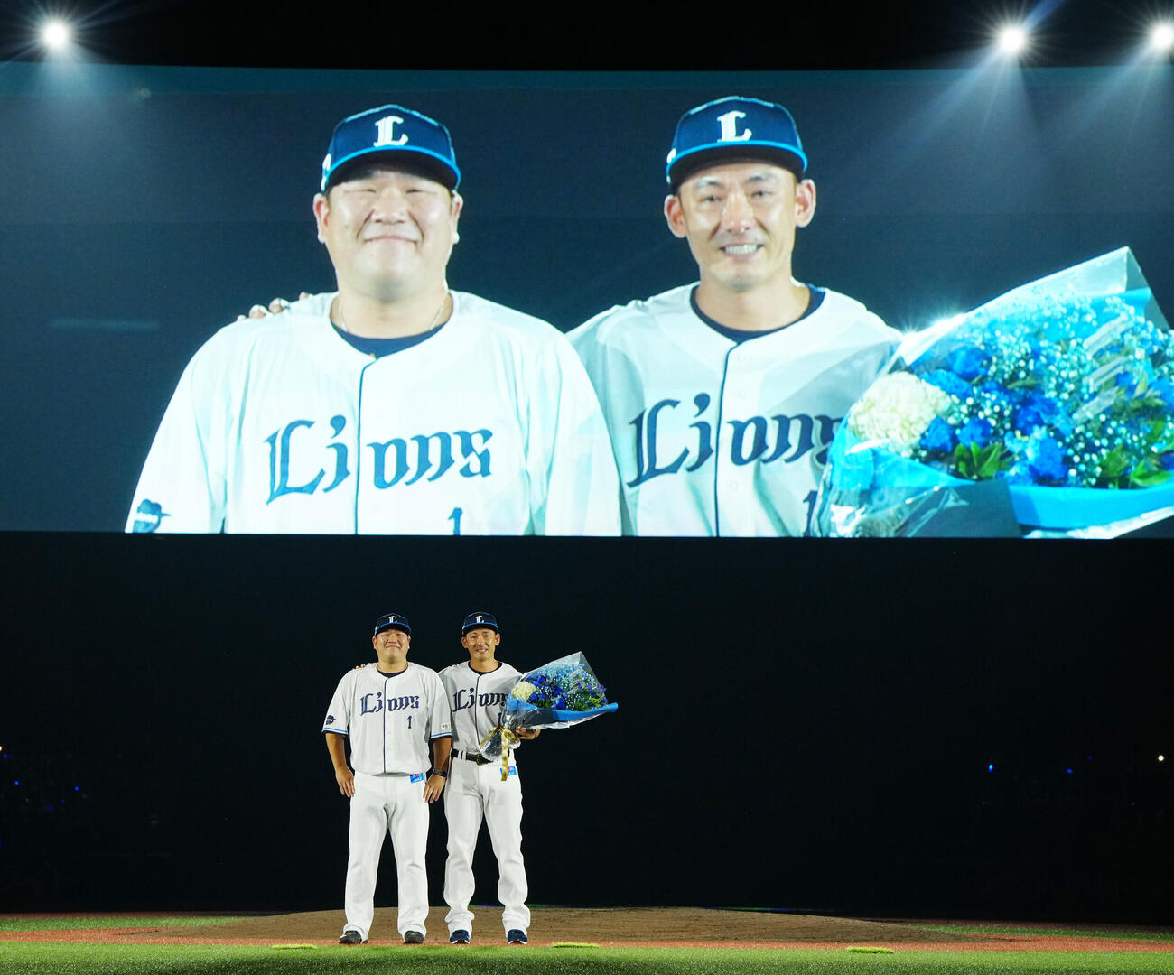 引退セレモニーで西武中村剛也（左）と写真に納まる栗山巧（撮影・江口和貴）