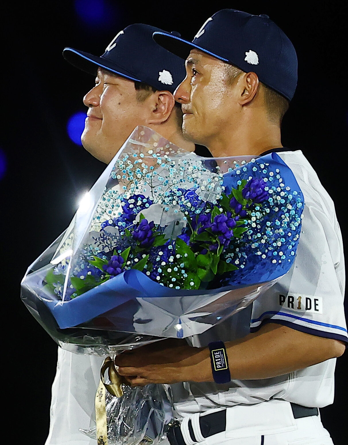 西武対楽天　引退セレモニーで中村剛也（奥）と記念写真に納まる西武栗山巧（撮影・野上伸悟）