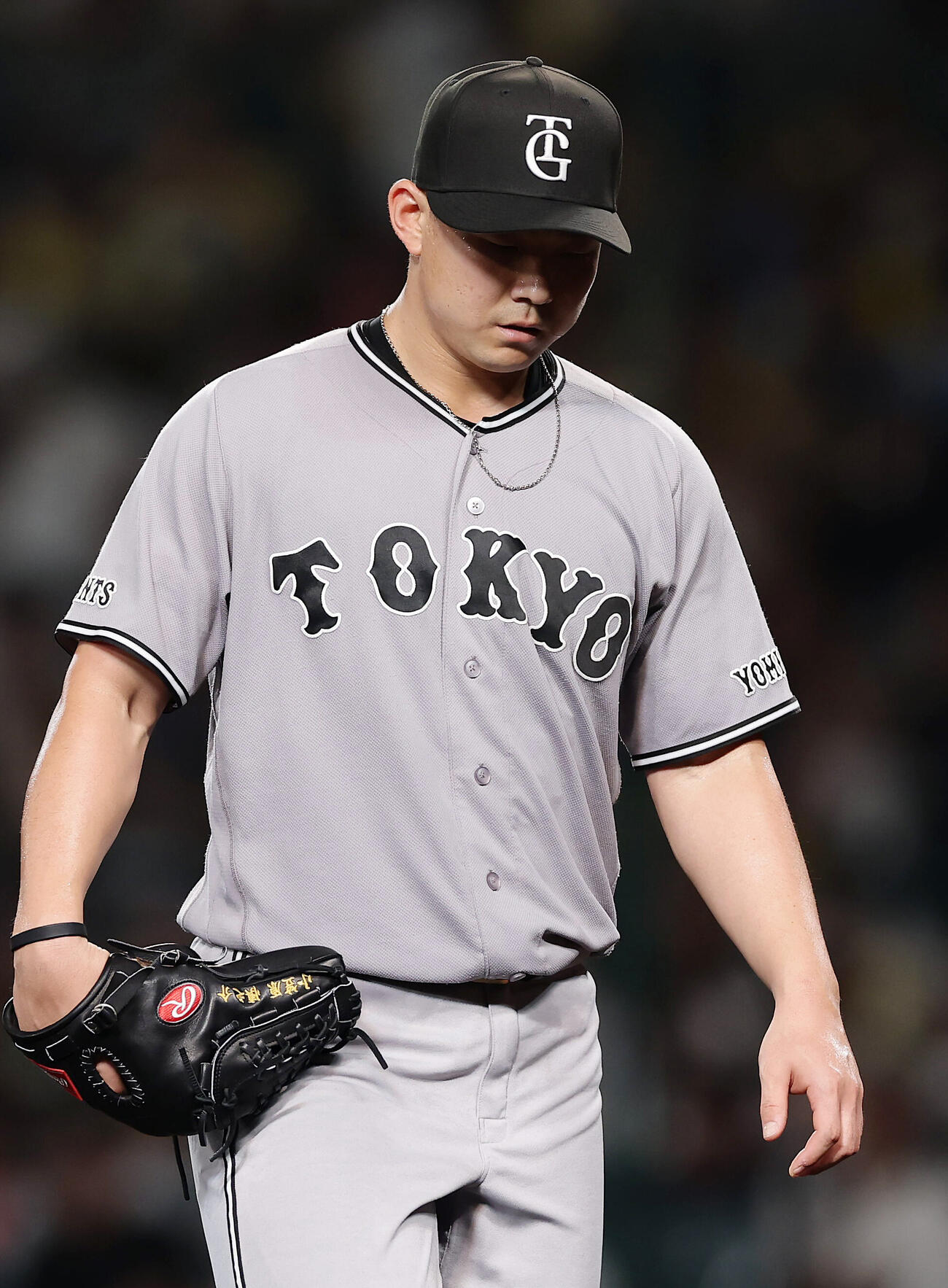 阪神対巨人　3回裏を投げ終え、3失点の巨人小笠原慎之介はうつむきながらベンチへ戻る（撮影・前田充）