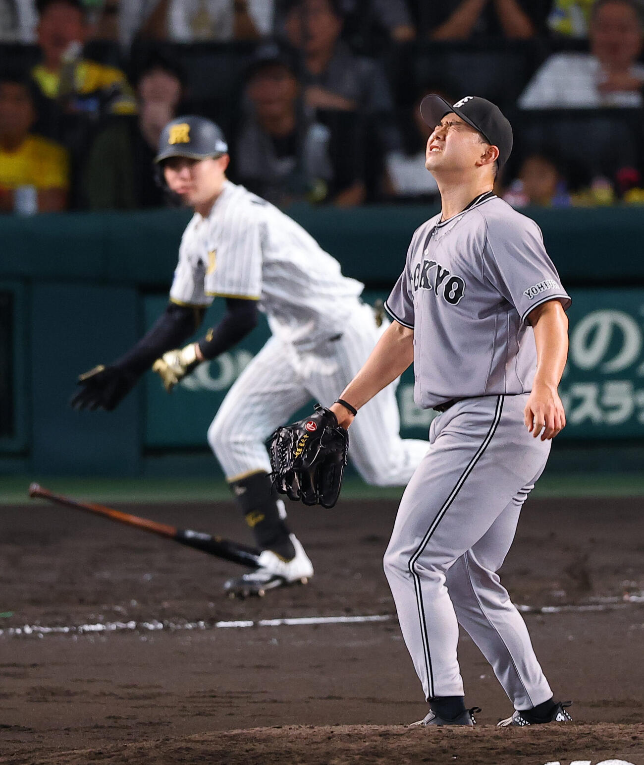 阪神対巨人　3回裏阪神1死二、三塁、小笠原慎之介は中野拓夢に2点適時打を浴びる（撮影・上田博志）