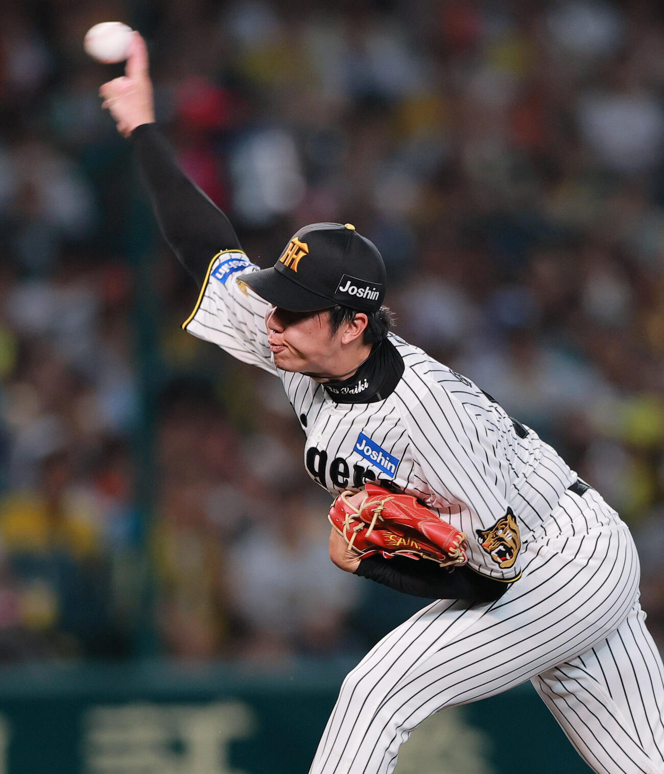 阪神対巨人　3回表、力投する阪神才木浩人（撮影・上山淳一）