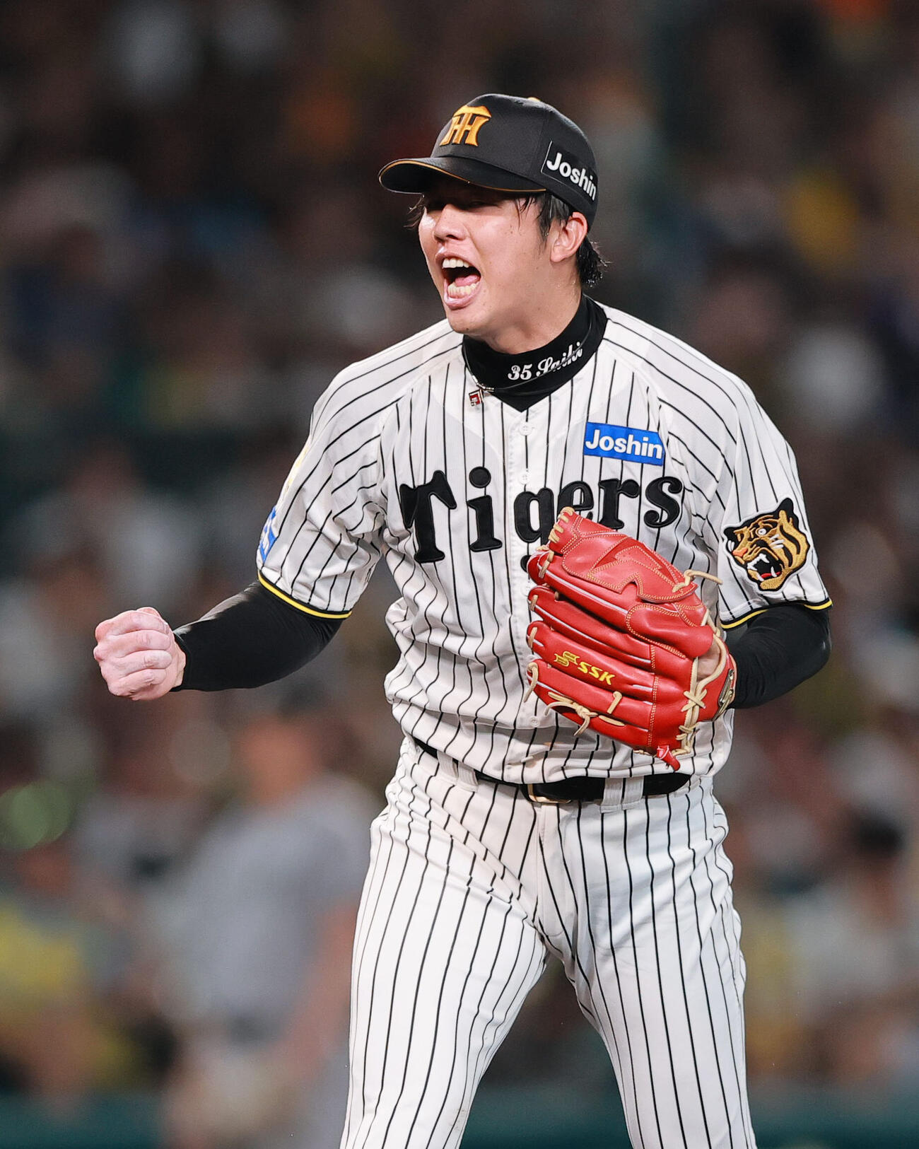 阪神対巨人　4回表巨人2死一、三塁、才木浩人は増田陸を空振り三振を奪いガッツポーズする（撮影・上山淳一）