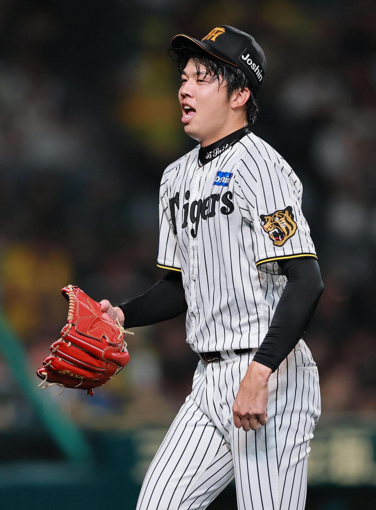 阪神対巨人　4回表巨人2死一、三塁、才木浩人は増田陸を空振り三振を奪い笑顔を見せる（撮影・上山淳一）
