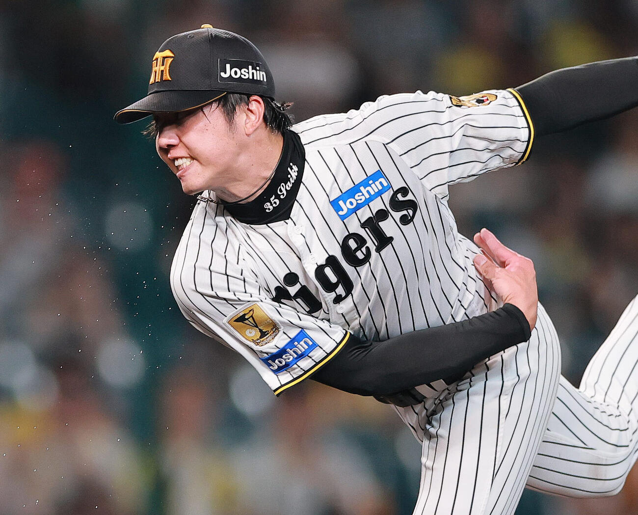 阪神対巨人　5回表、汗を飛ばして力投する阪神才木浩人（撮影・上山淳一）