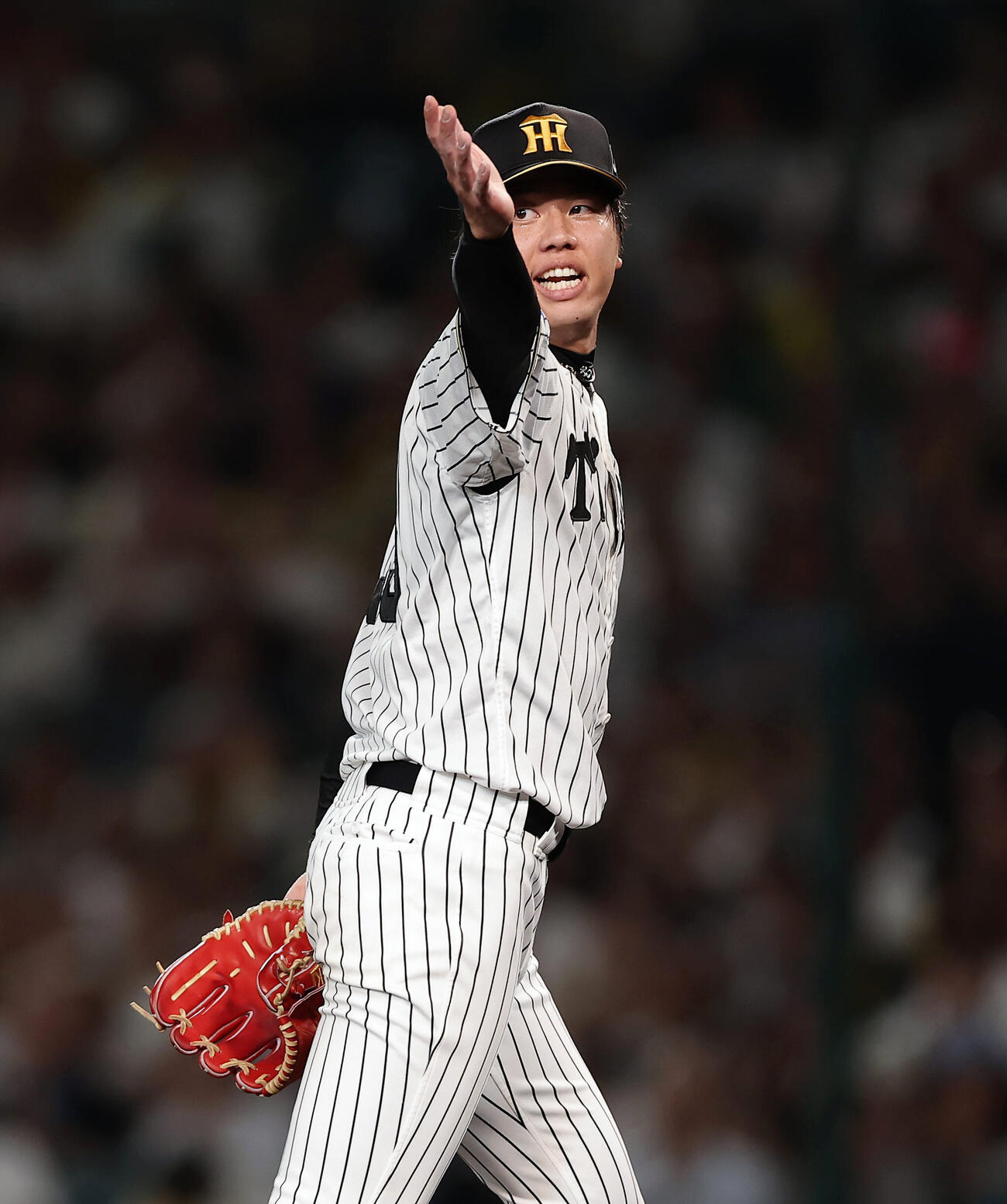 阪神対巨人　6回表巨人2死一、二塁、泉口友汰を三飛に打ち取る才木浩人（撮影・前田充）