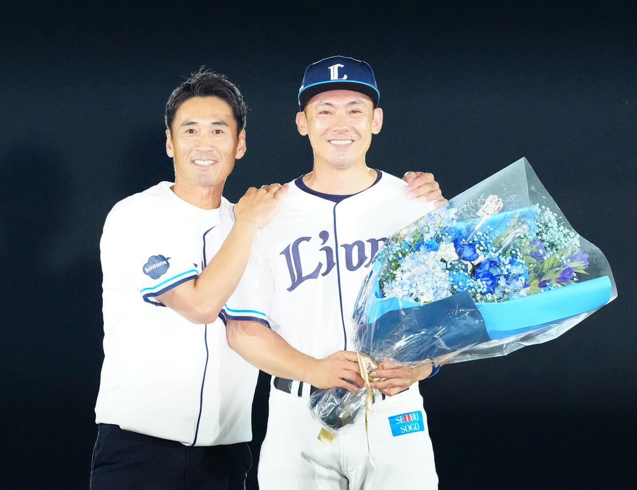 引退セレモニーで片岡保幸さん（左）と写真に納まる西武栗山巧（撮影・江口和貴）