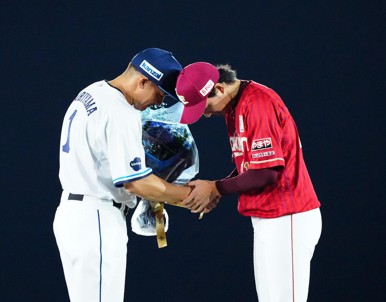 引退セレモニーで楽天岸孝之（右）と握手を交わす西武栗山巧（撮影・江口和貴）