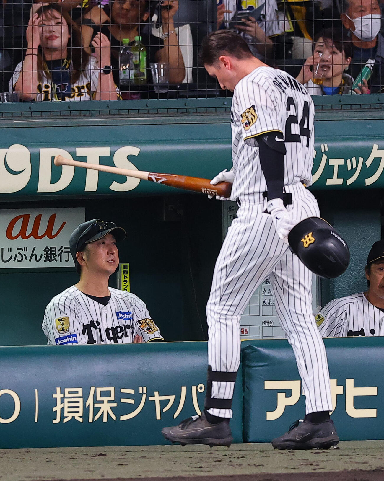 阪神対巨人　7回裏阪神無死、一邪飛に倒れるキャム・ディベイニー。左は藤川球児監督（撮影・上田博志）