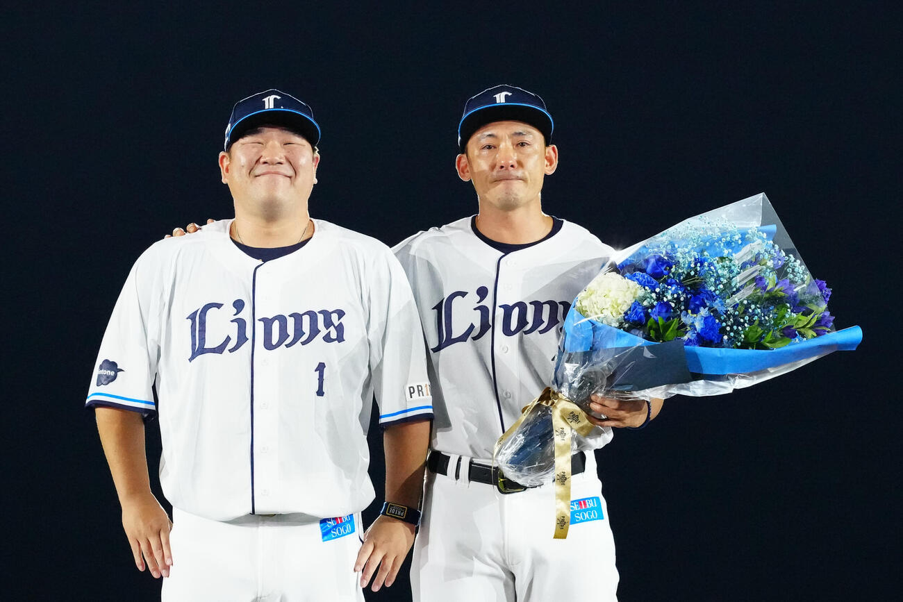 西武対楽天　試合後、引退セレモニーで西武中村剛也（左）と写真に納まる栗山巧（撮影・江口和貴）