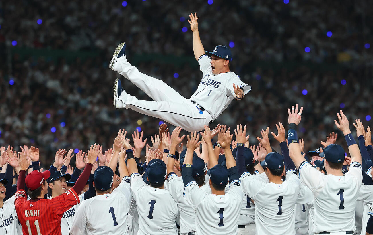 西武対楽天　引退試合で仲間から胴上げされる西武栗山巧。手前左端は楽天岸孝之（撮影・野上伸悟）