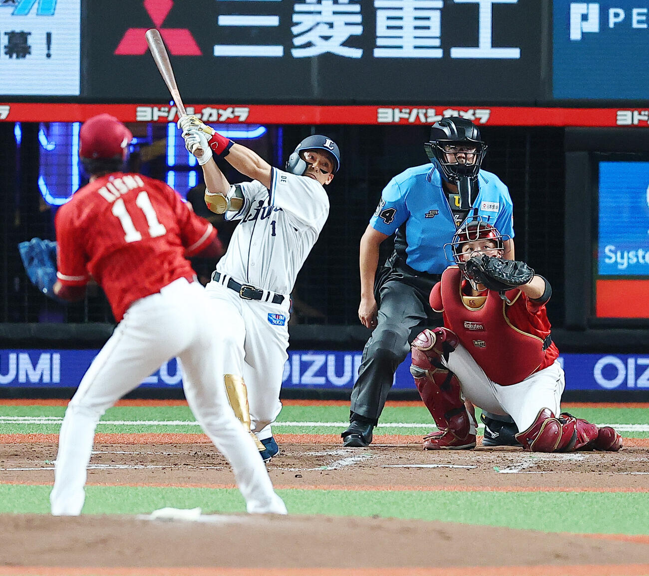 西武対楽天　4回裏西武2死一、二塁、岸孝之の前に左飛に倒れる栗山巧（撮影・野上伸悟）