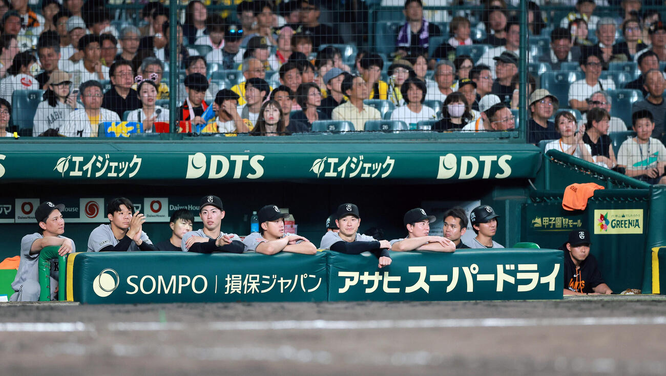 阪神対巨人　9回表、グラウンドを見つめる巨人の選手ら（撮影・上山淳一）