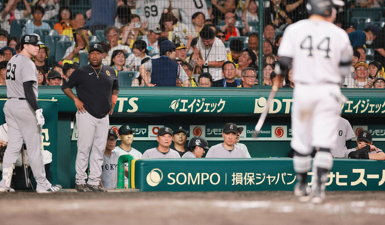 阪神対巨人　9回表巨人2死満塁、佐々木俊輔（手前）が空振り三振に倒れ、ベンチから見つめる巨人橋上秀樹監督代行ら（撮影・上山淳一）