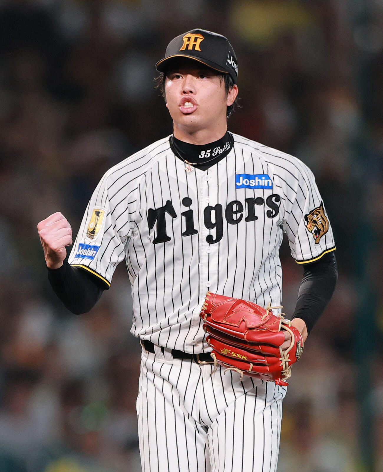 阪神対巨人　4回表巨人2死一、三塁、才木浩人は増田陸を空振り三振を奪いガッツポーズする（撮影・上山淳一）