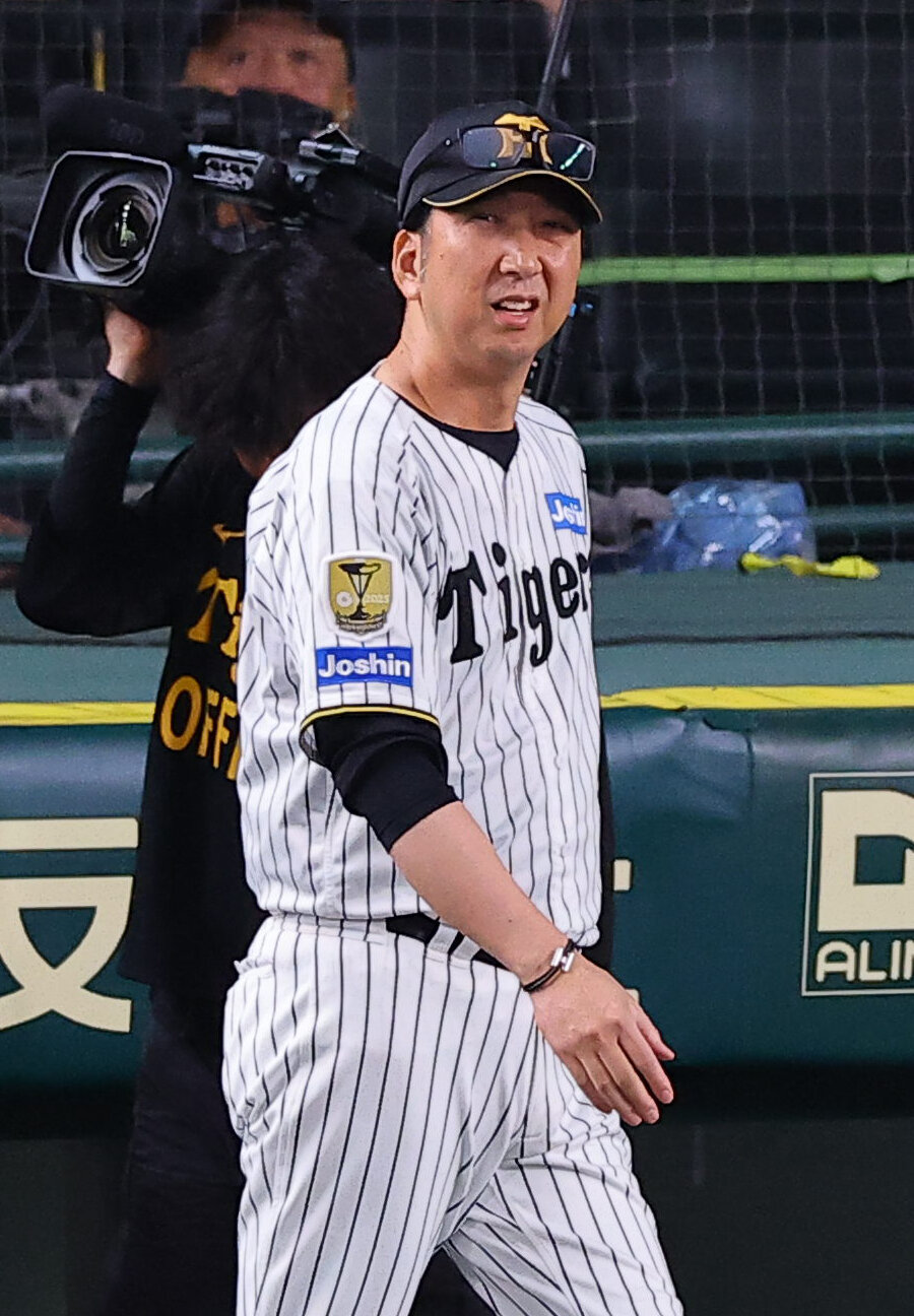 阪神対巨人　選手交代を告げる阪神藤川球児監督（撮影・上田博志）