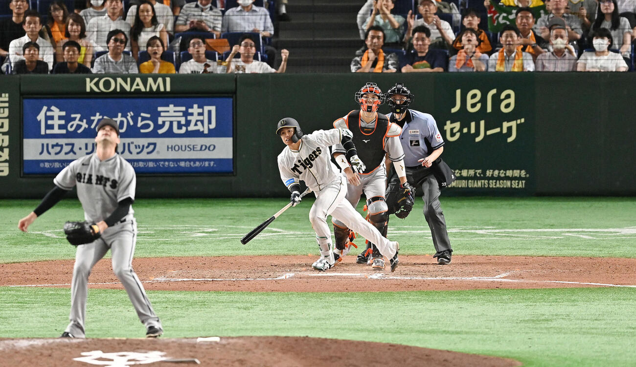 巨人対阪神　11回表阪神1死満塁、梅野は中ゴロを放ち三塁走者大山が生還する。投手ビーディ(2023年8月撮影)