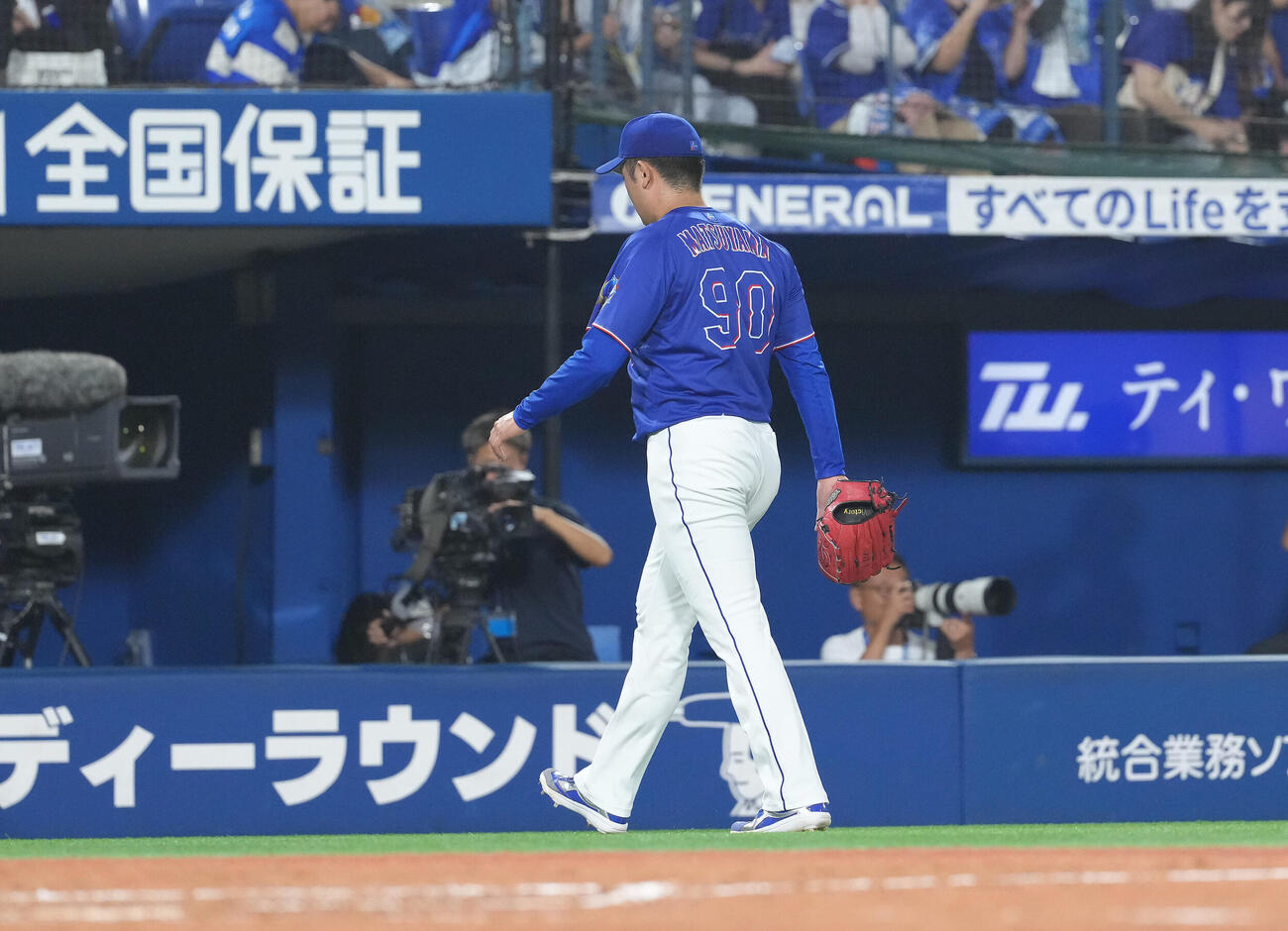 DeNA対中日　9回裏DeNA2死二、三塁、蝦名達夫にサヨナラ打を浴び引き揚げる中日松山晋也（撮影・足立雅史）