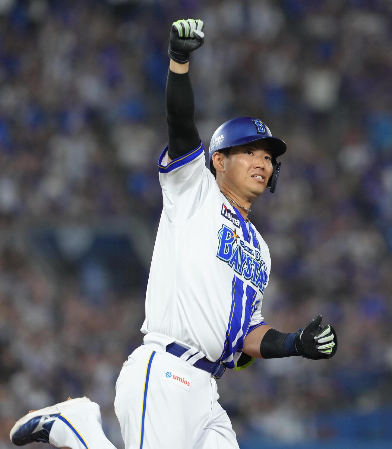 DeNA対中日　9回裏DeNA2死二、三塁、蝦名達夫はサヨナラ打を放ちガッツポーズ（撮影・足立雅史）