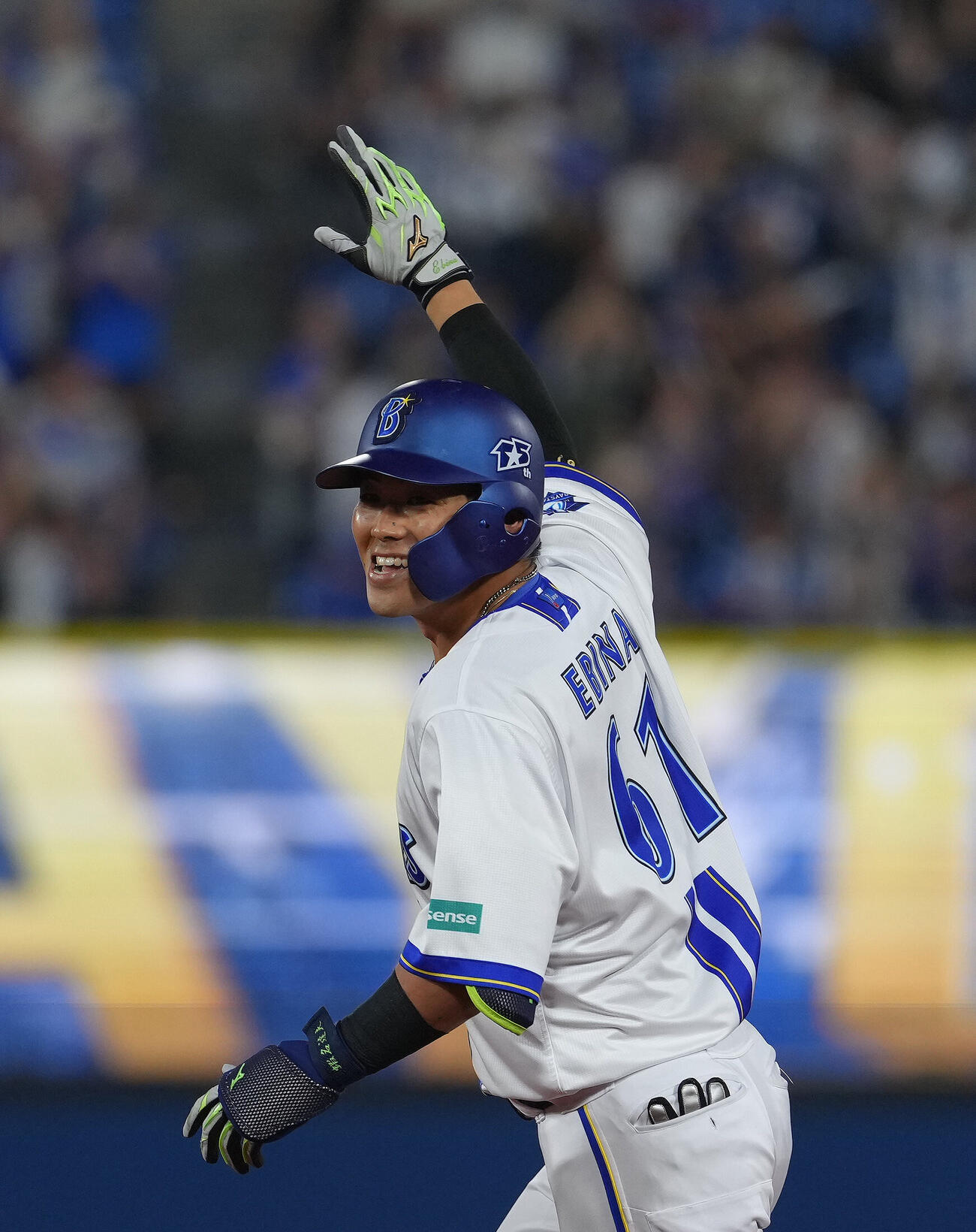 DeNA対中日　9回裏DeNA2死二、三塁、蝦名達夫はサヨナラ打を放ち笑顔を見せる（撮影・足立雅史）
