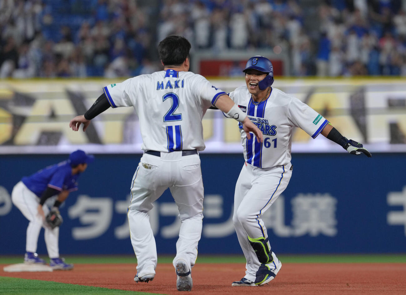 DeNA対中日　9回裏DeNA2死二、三塁、蝦名達夫はサヨナラ打を放ち笑顔を見せる（撮影・足立雅史）