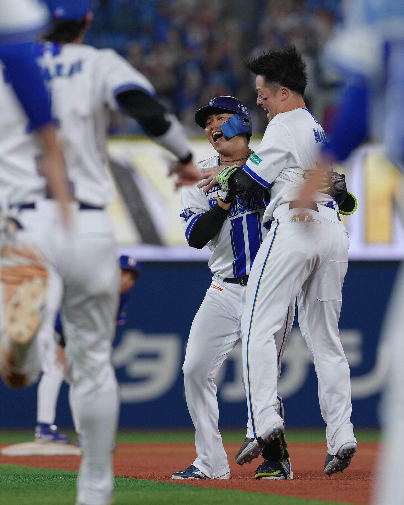 DeNA対中日　9回裏DeNA2死二、三塁、蝦名達夫（中央）はサヨナラ打を放ち笑顔を見せる（撮影・足立雅史）