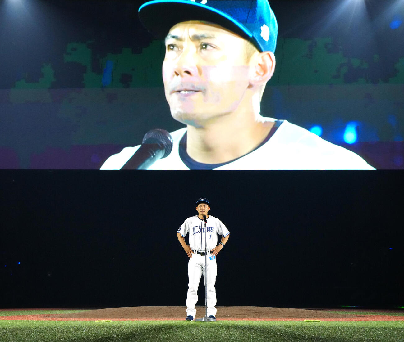 引退セレモニーであいさつする西武栗山巧（撮影・江口和貴）