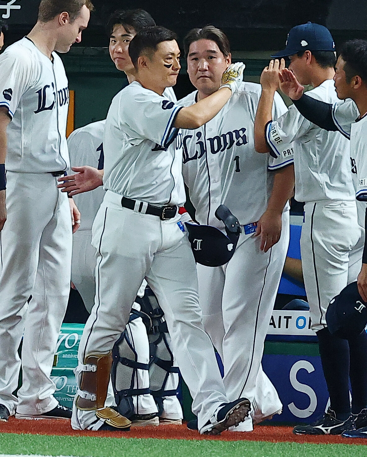 西武対楽天　8回裏西武2死、中前安打を放った栗山巧は、交代し中村剛也（右）らに祝福される（撮影・野上伸悟）
