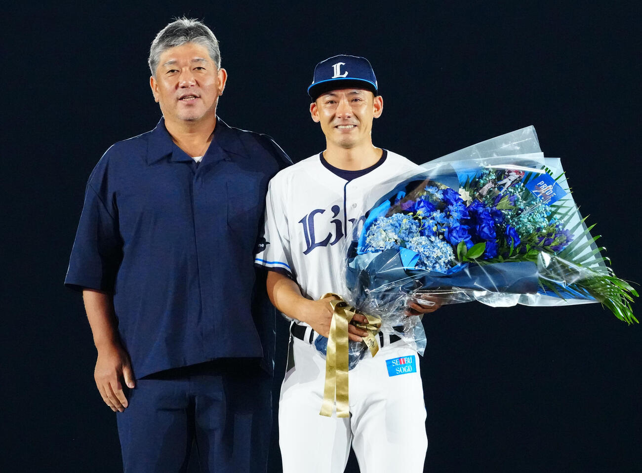 引退セレモニーで野茂英雄氏（左）と写真に納まる西武栗山巧（撮影・江口和貴）