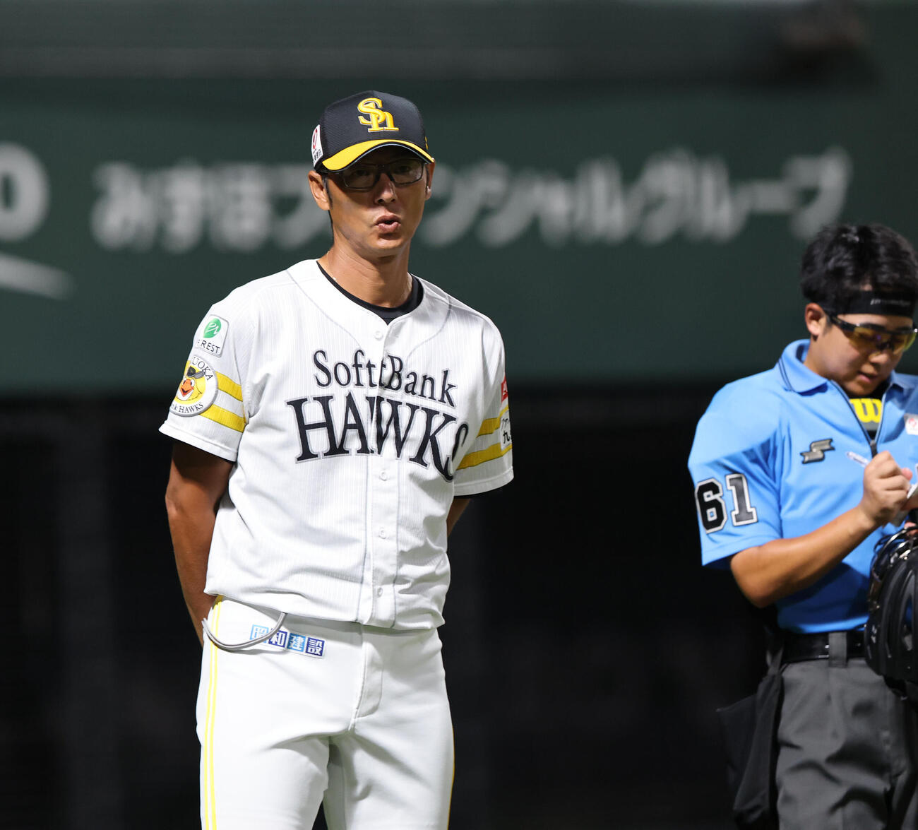 ソフトバンク対広島　試合の合間に選手交代を審判に告げるソフトバンク斉藤和巳2軍監督（撮影・梅根麻紀）
