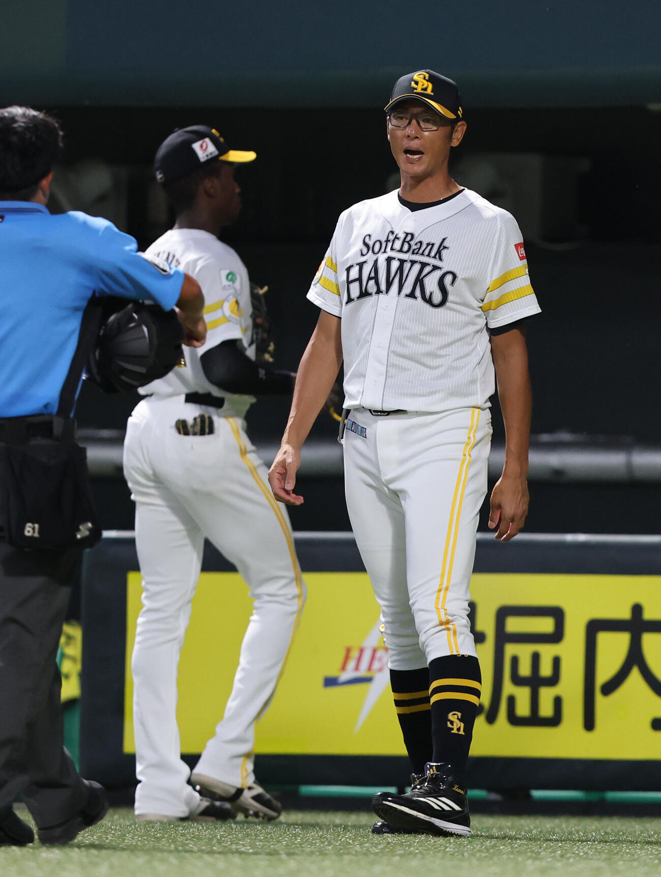 ソフトバンク対広島　試合の合間に選手交代を審判に告げるソフトバンク斉藤和巳2軍監督（撮影・梅根麻紀）