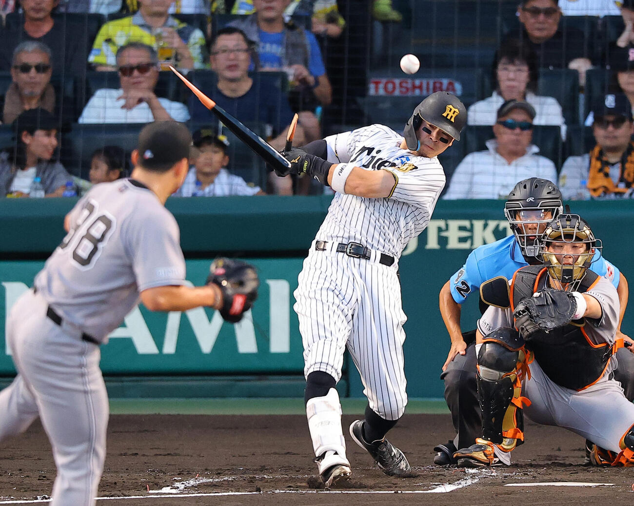 阪神対巨人　1回裏阪神2死、佐藤輝明は遊ゴロに倒れる（撮影・上田博志）