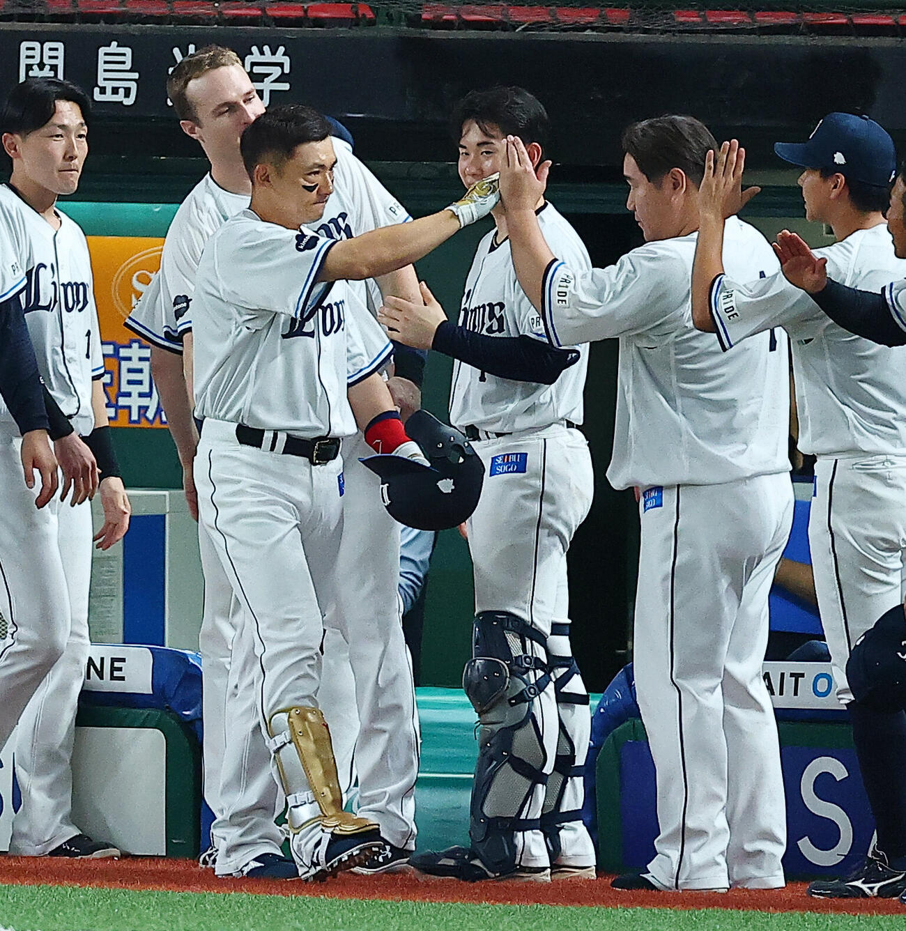 西武対楽天　8回裏西武2死、中前安打を放った栗山巧は、交代し中村剛也（右）らに祝福される（撮影・野上伸悟）