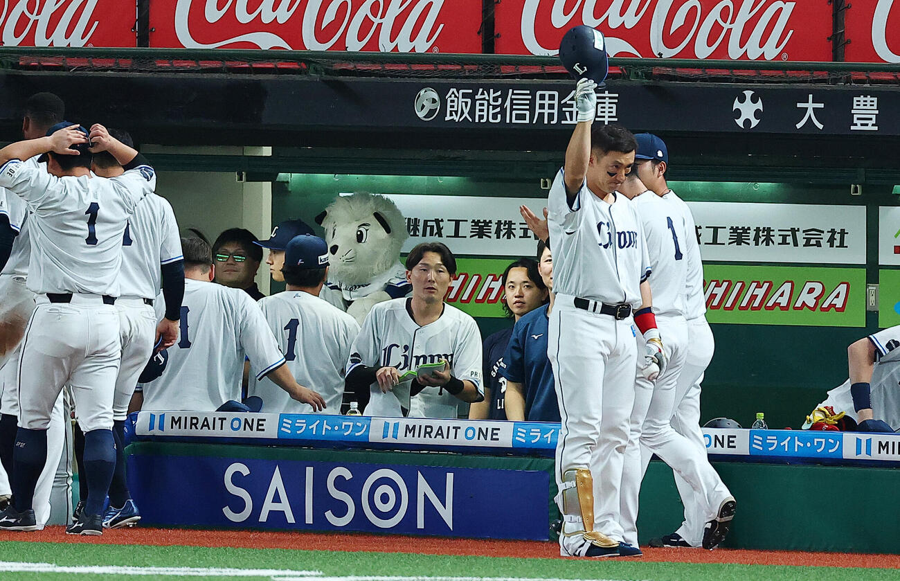 西武対楽天　8回裏西武2死、中前安打を放った栗山巧は、ファンに感謝する（撮影・野上伸悟）