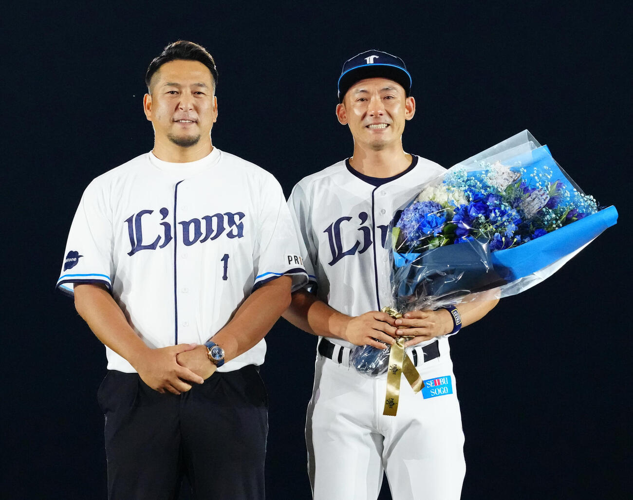 引退セレモニーで中島宏之氏（左）と写真に納まる西武栗山巧（撮影・江口和貴）
