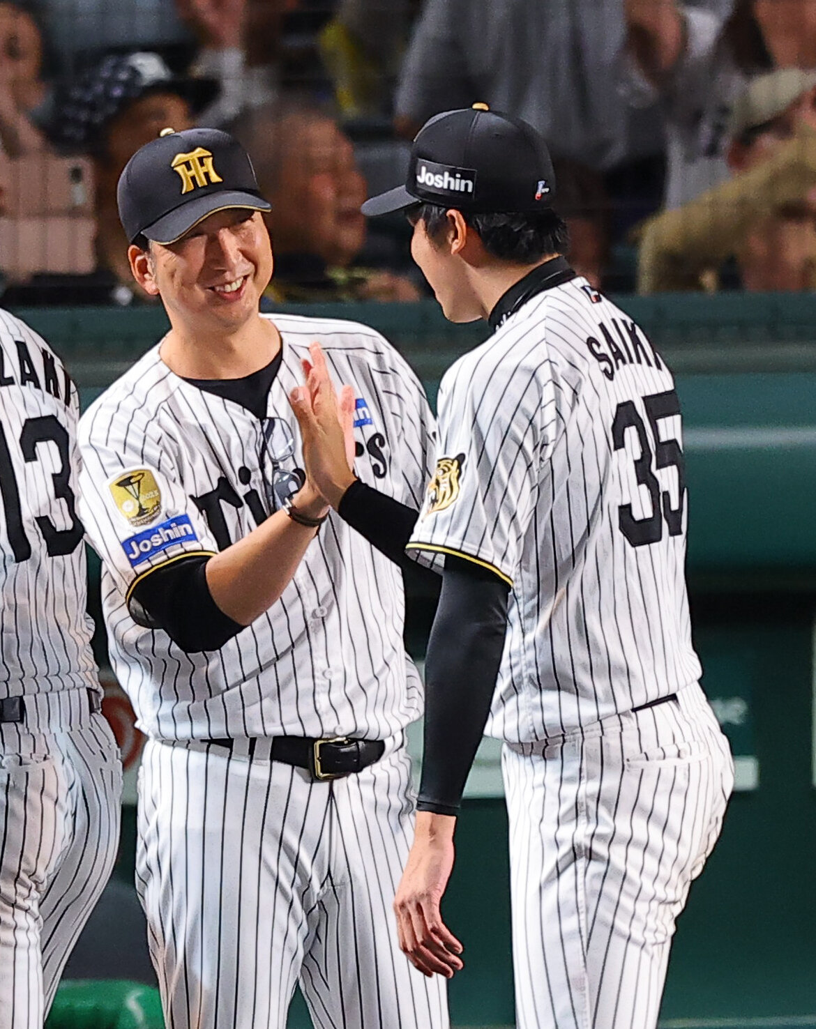 阪神対巨人　藤川球児監督（左）は8勝目を上げた才木浩人とハイタッチをする（撮影・上田博志）