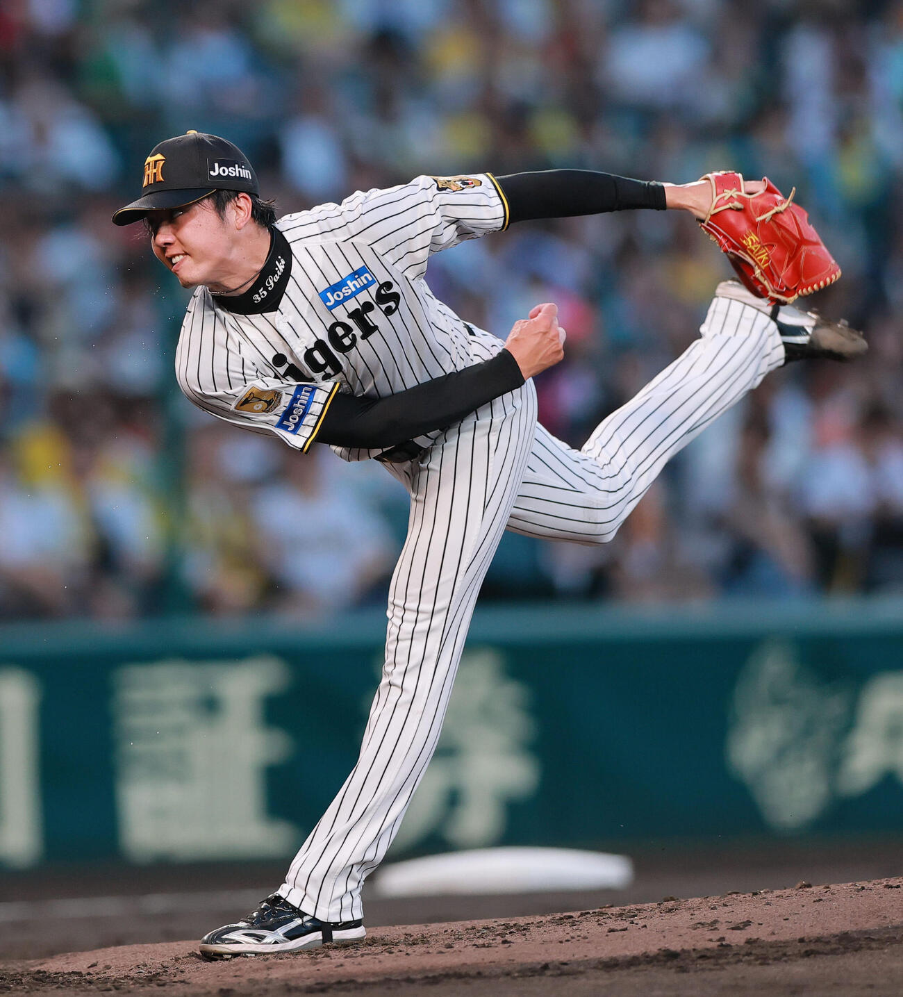 阪神対巨人　2回表、力投する阪神才木浩人（撮影・上山淳一）