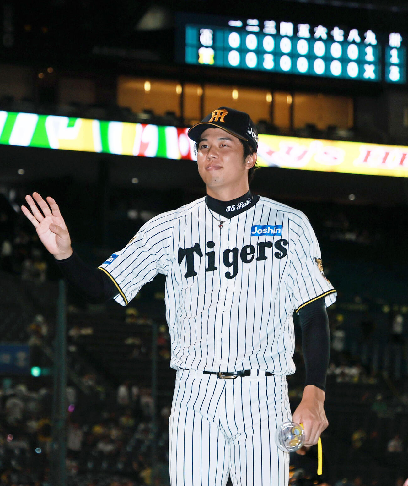 阪神対巨人　巨人に勝利しファンの声援に応える阪神才木浩人（撮影・上山淳一）