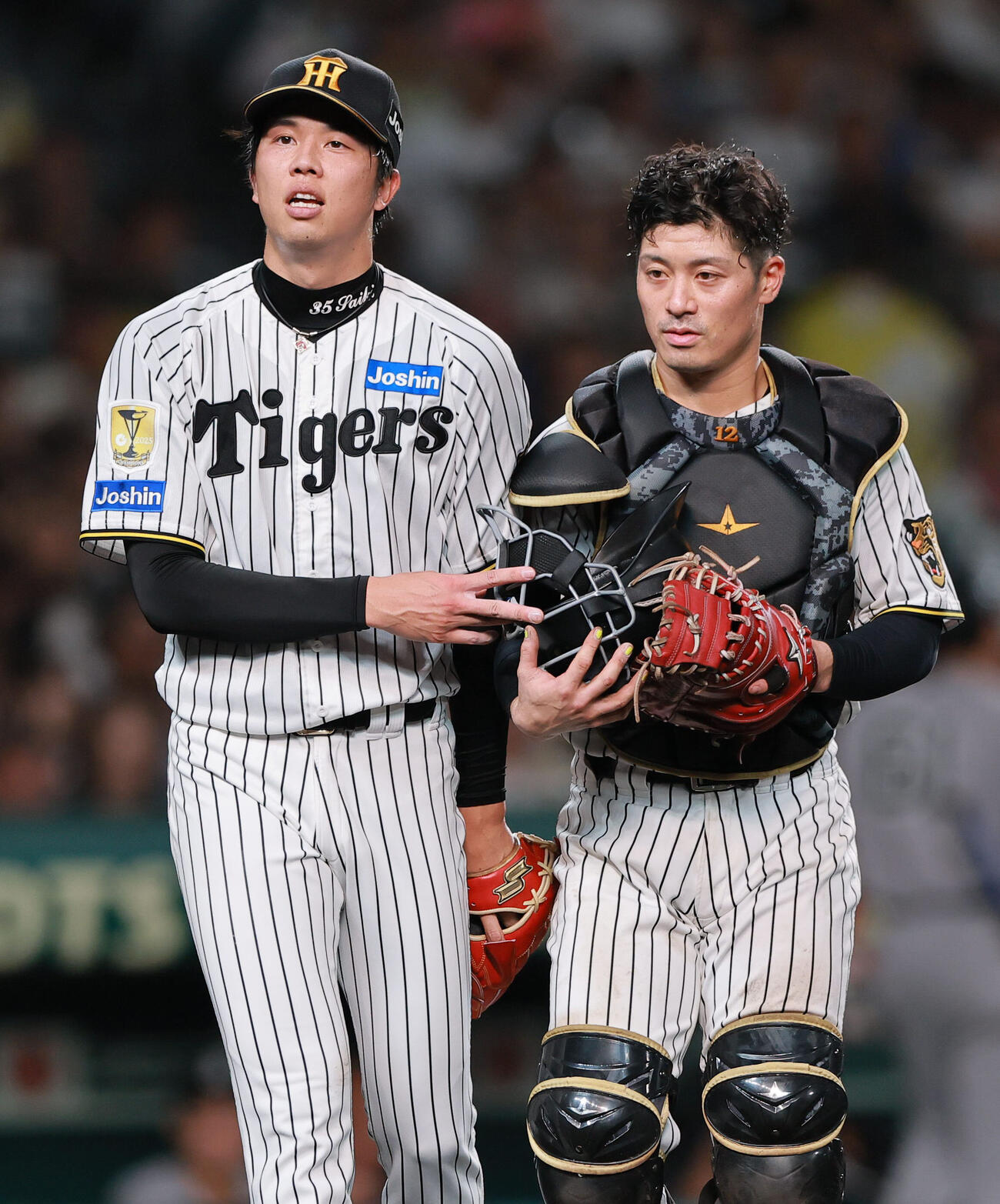 阪神対巨人　6回表、ピンチを切り抜けベンチに引き揚げる才木浩人（左）と坂本誠志郎（撮影・上山淳一）
