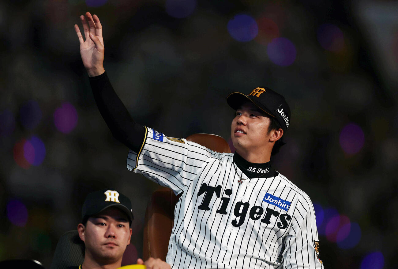阪神対巨人　巨人に勝利し、スタンドのファンに手を振る阪神才木浩人（撮影・前田充）