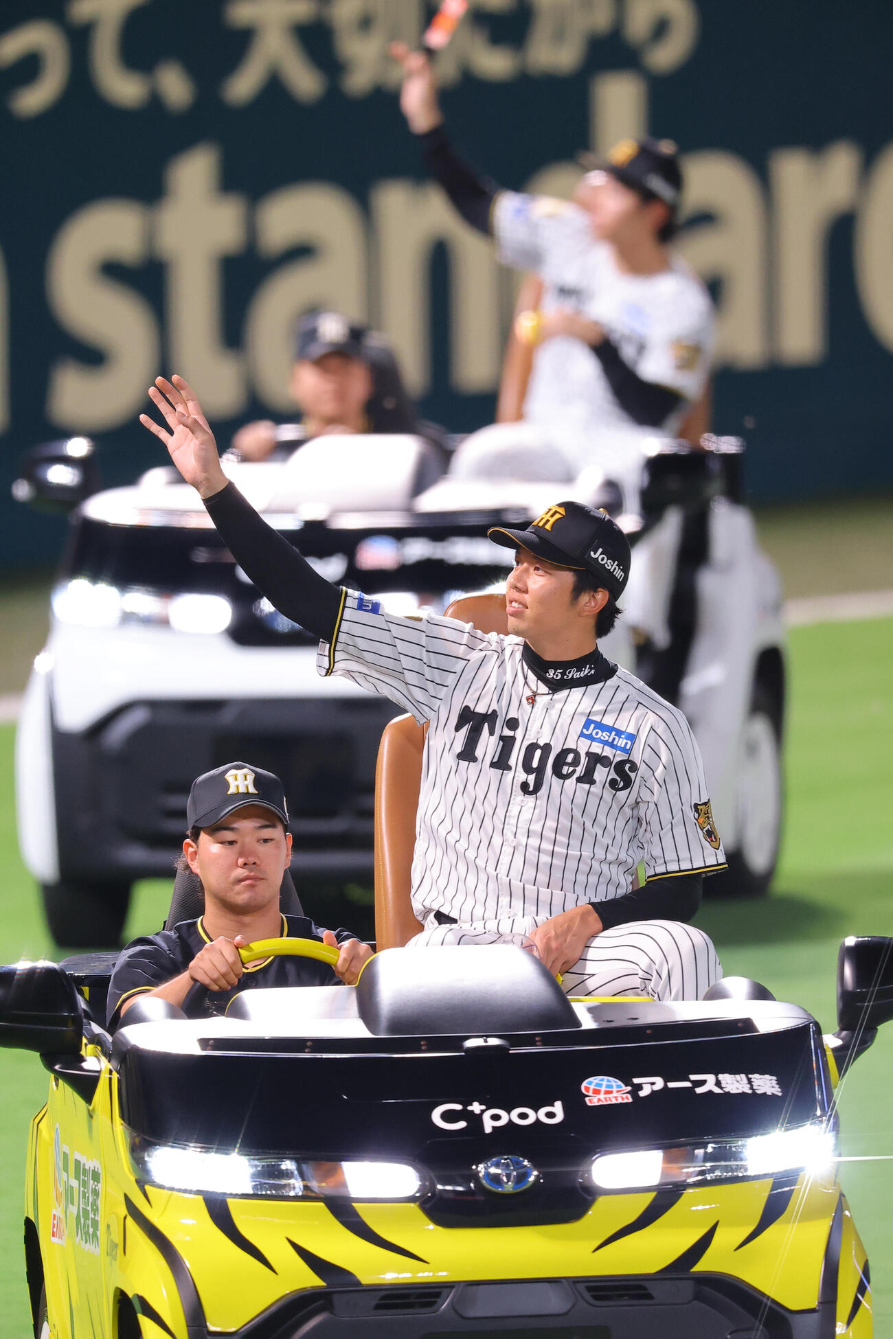 阪神対巨人　ファンの歓声に応えながら場内を1周する才木浩人（撮影・上田博志）