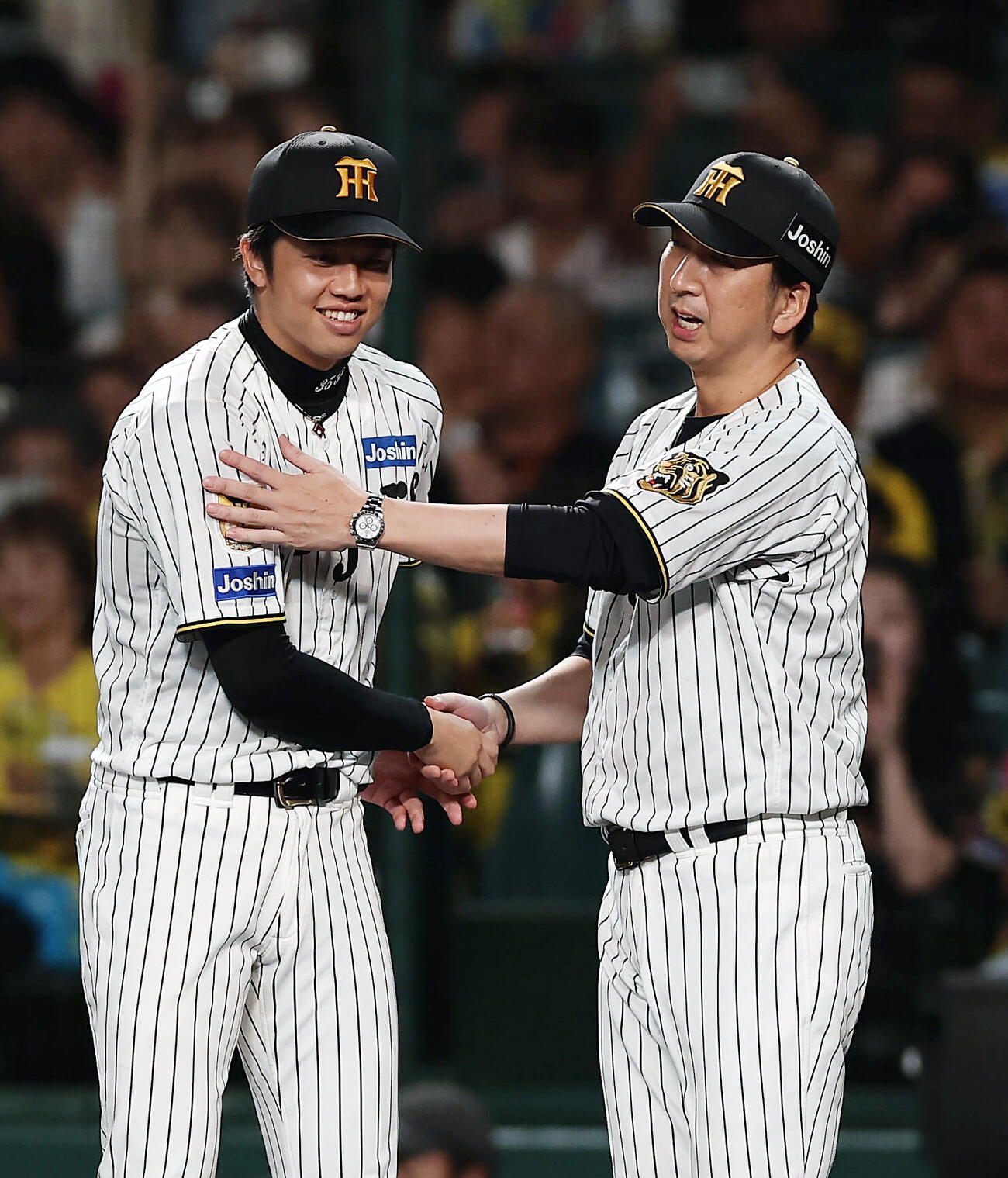 阪神対巨人　巨人に勝利し、才木浩人（左）を祝福する阪神藤川球児監督（撮影・前田充）