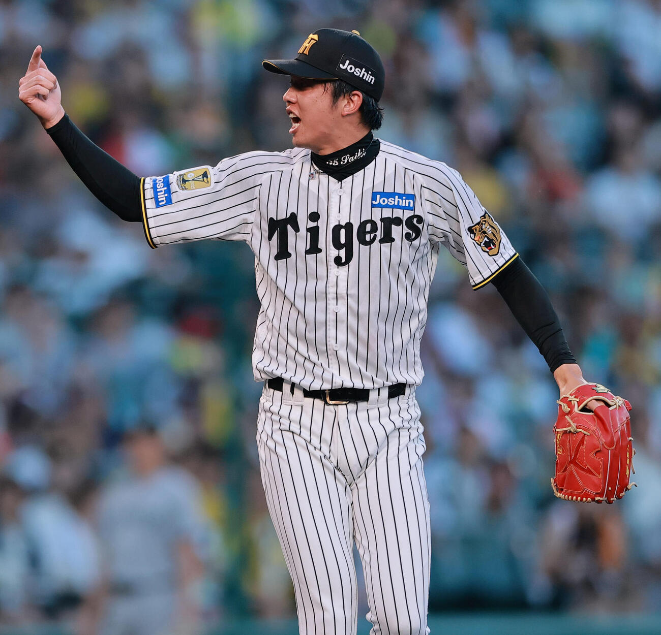阪神対巨人　1回表、スイングをアピールする阪神先発の才木浩人（撮影・上山淳一）