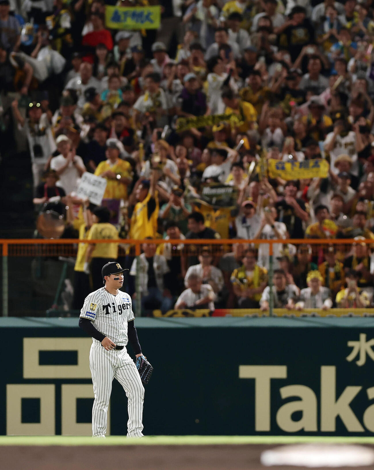 阪神対巨人　9回表、大歓声の中、右翼の守備に就いた阪神森下翔太（撮影・前田充）