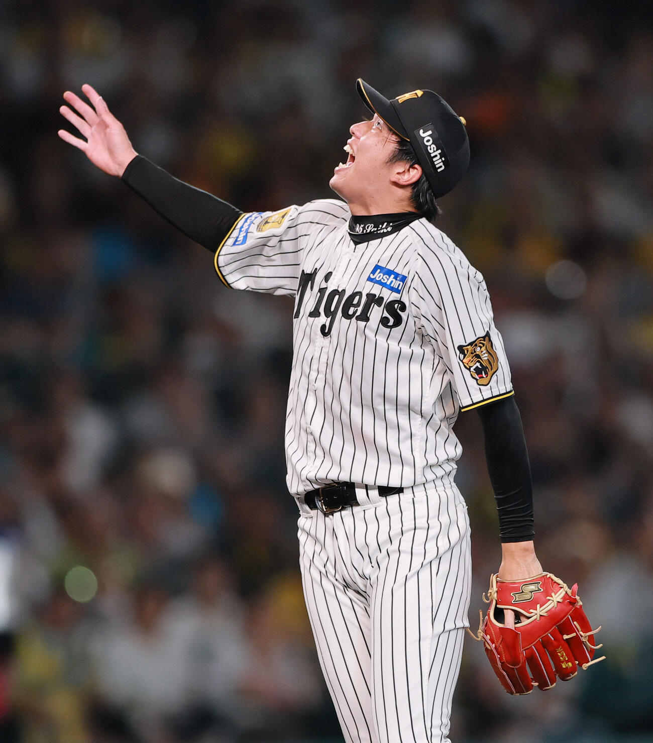 阪神対巨人　6回表巨人2死一、二塁、才木浩人は泉口友汰を三飛に打ち取り、声を上げる（撮影・上山淳一）