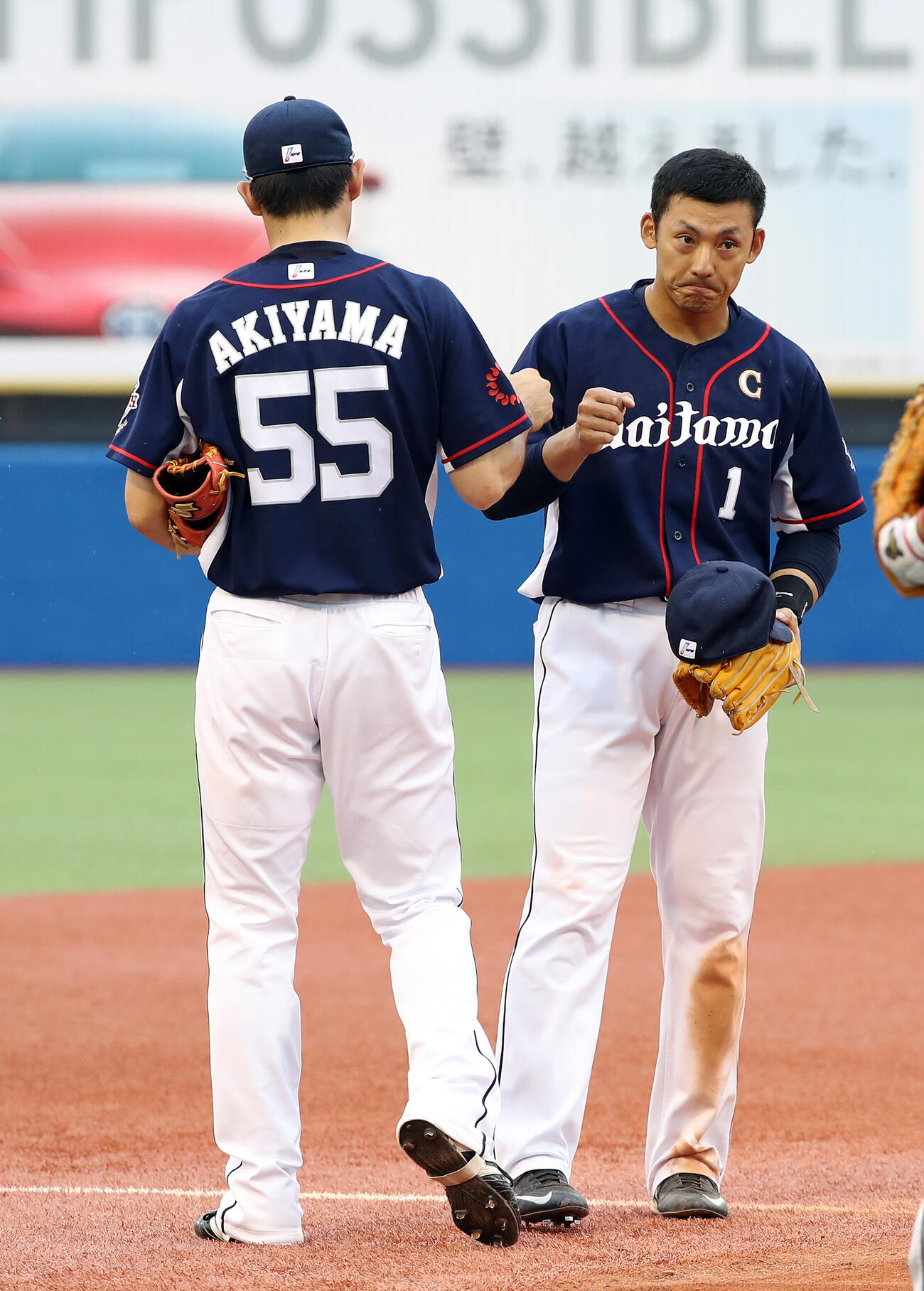16年6月　ヤクルト対西武　プロ通算1500安打となる左前打を放ち秋山翔吾の祝福を受ける栗山巧