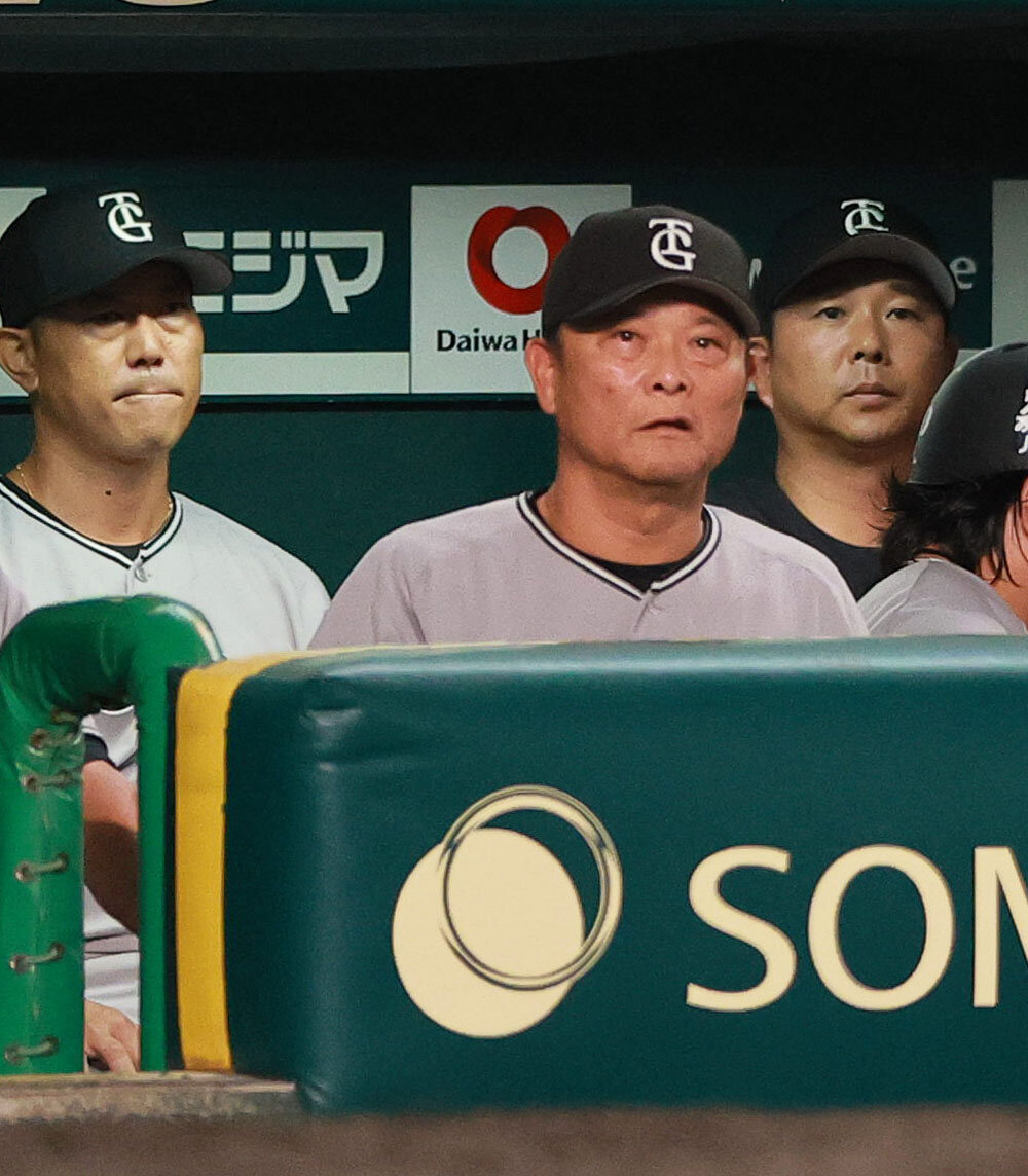 阪神対巨人　阪神に敗れグラウンドを見つめる巨人橋上秀樹監督代行（中央）（撮影・上山淳一）