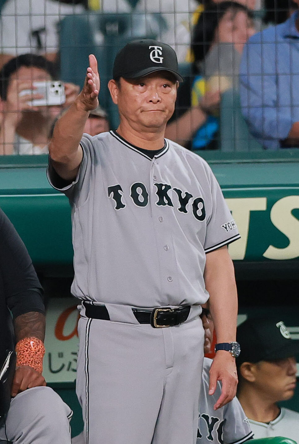 阪神対巨人　9回表巨人2死一、二塁、代打坂本勇人を送る橋上秀樹監督代行（撮影・上山淳一）