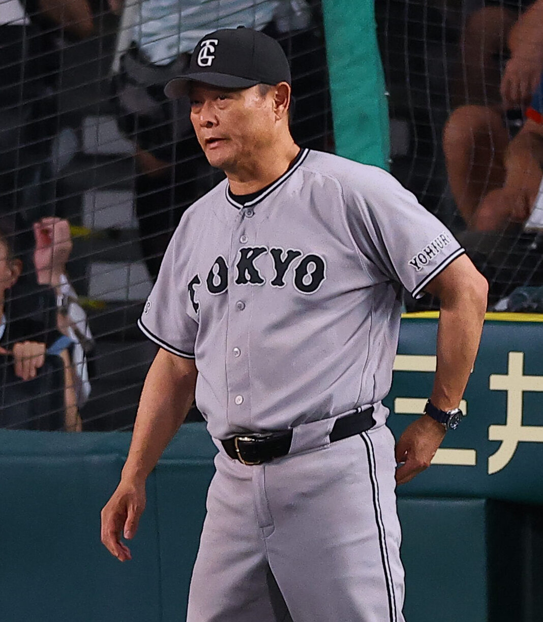 阪神対巨人　選手交代を告げる橋上秀樹監督代行（撮影・上田博志）