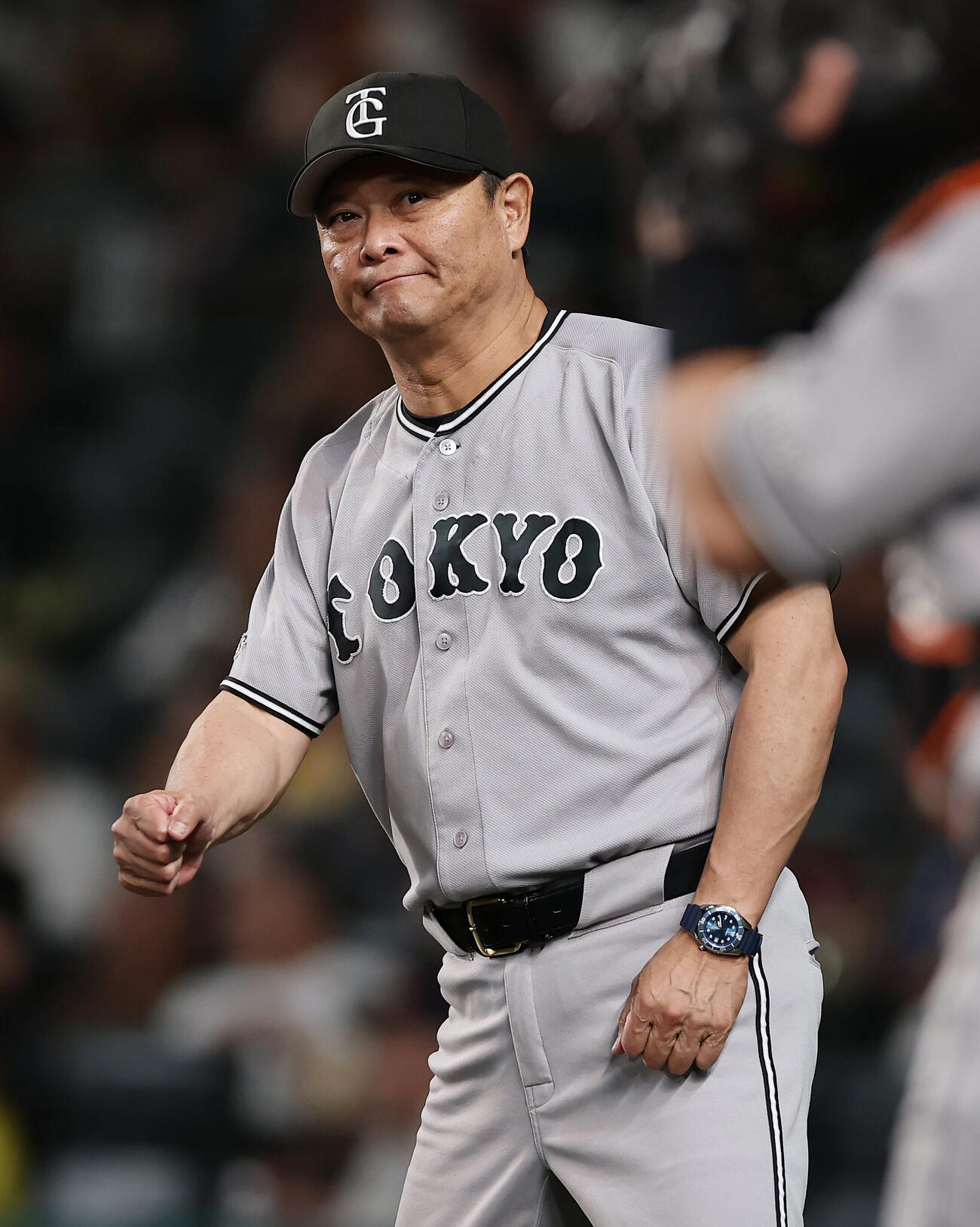 阪神対巨人　4回裏を終え、選手交代を告げた巨人橋上秀樹監督代行（撮影・前田充）