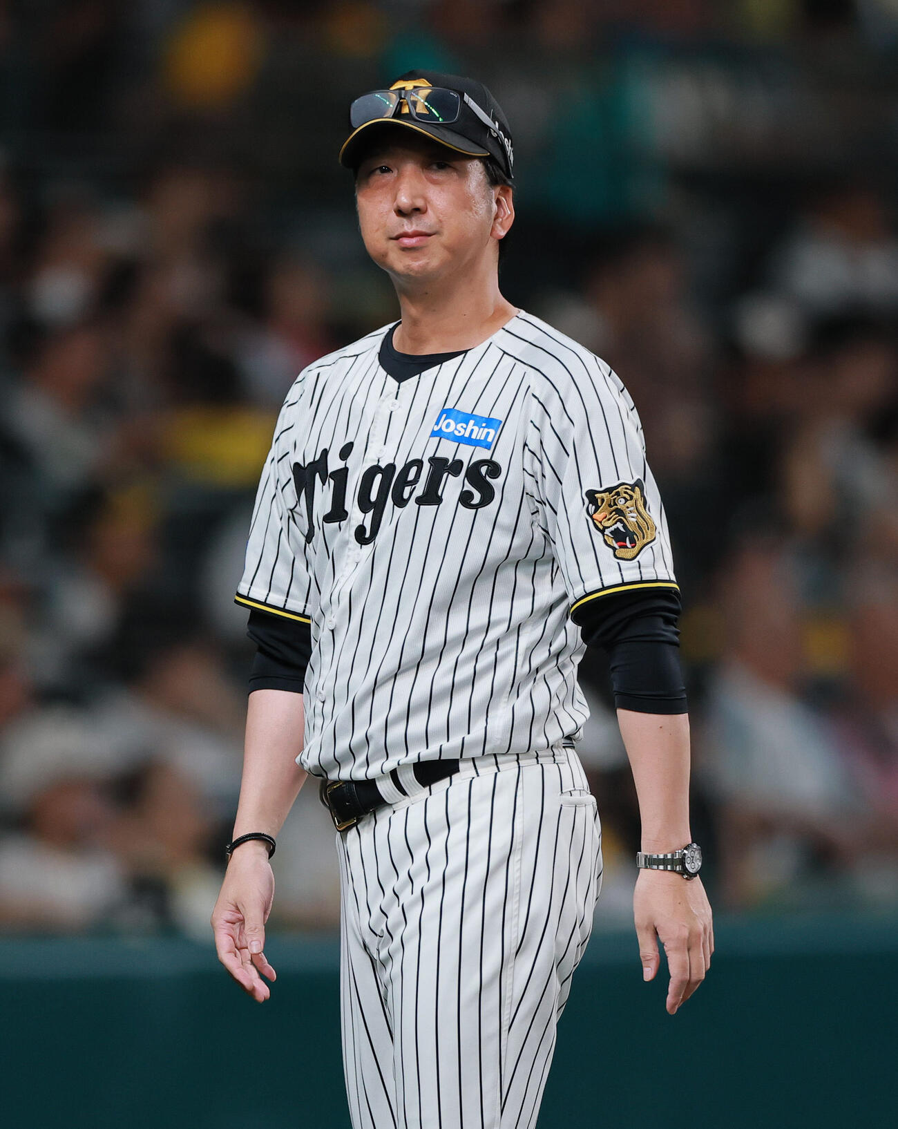 阪神対巨人　7回を終え、藤川球児監督は球審に交代を告げる（撮影・上山淳一）